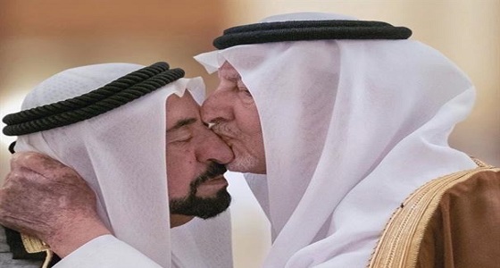 بالفيديو.. لحظة تعزية الأمير خالد الفيصل حاكم الشارقة في وفاة نجله