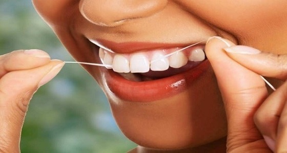 أطباء يكشفون أهمية استخدام خيط تنظيف الأسنان
