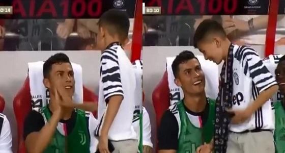 تصرف إنساني من رونالدو بعد اقتحام طفل مباراة اليوفي وتوتنهام (فيديو)