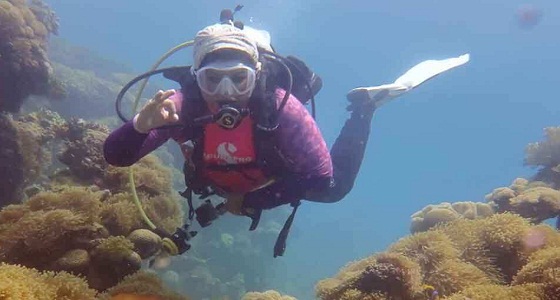 الجوهرة.. أول مدربة سعودية تطلق رحلات غوص نسائية في أعماق مياه جدة