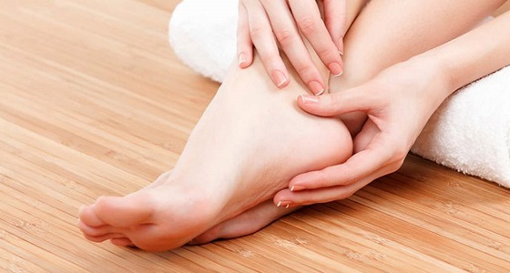 أسباب الشعور سخونة القدمين وطرق علاجها