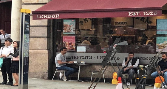 صورة أمير قطر على كافية بمفرده تثير سخرية المغردين