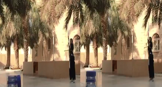 بالفيديو.. مشاعل العتيبي تشارك في تحدي غطاء الزجاجة بالرمي بالسهم