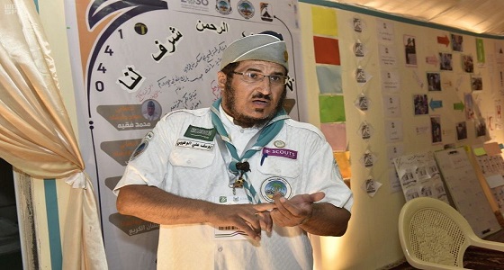 خمسيني مصاب بـ ” شلل الأطفال ” ينافس الشباب في خدمة الحجاج