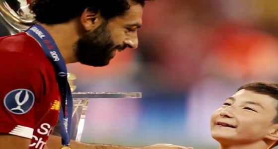 بالفيديو.. قصة الطفل ” علي ” نجم مباراة السوبر الأوروبي