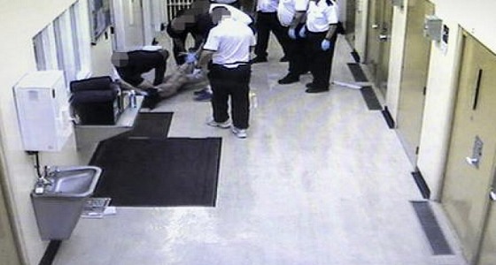 شاهد لحظة سحل سجين عاريًا وقتله على يد حراس الأمن