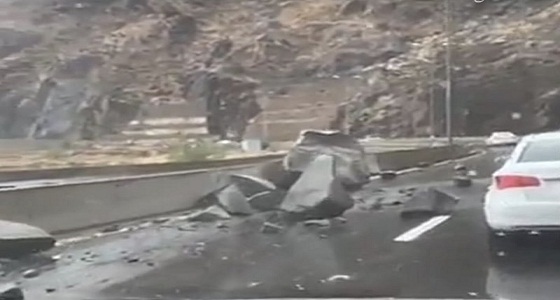 تساقط صخور جبل كرا واحتجاز مركبتين نتيجة الأمطار الغزيرة بالطائف