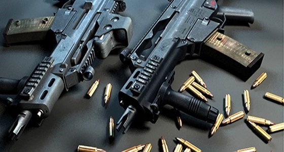 مسن يتصل بالشرطة عن طريق الخطأ.. والشرطة تعثر على 100 قطعة سلاح بمنزله 