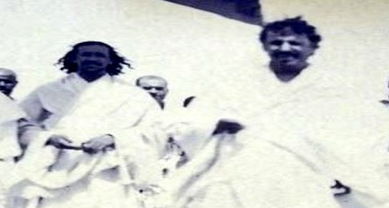 صورة نادرة بلبس الإحرام تجمع الملك عبدالعزيز وابنه الملك سعود