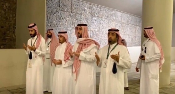 بالفيديو.. شيوخ قطريون يحاربون تعنت تنظيم الحمدين ويؤدون مناسك الحج