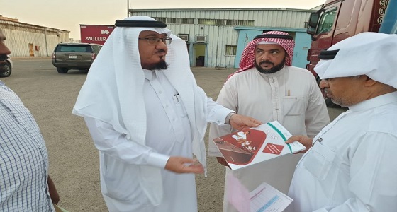 بالصور.. مدير تعليم جدة يشرف على وصول شحنة جديدة من المقررات الدراسية