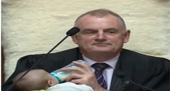 رئيس برلمان نيوزلندا يُرضع طفلًا خلال جلسة نقاشية