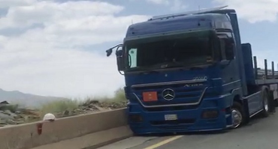 شاحنة مخالفة تغلق عقبة الصماء لساعات طويلة
