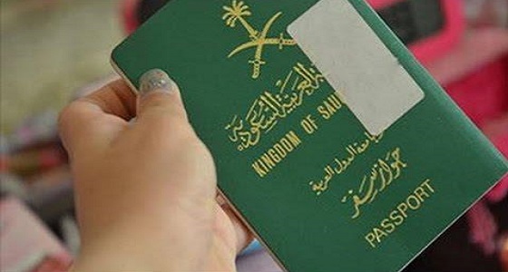 احتفاء عالمي بأولى المستفيدات بعد استخراج جواز سفرها وأول تعليق لها