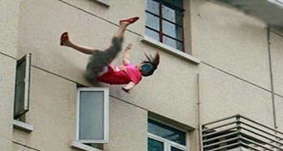 الغيرة تدفع امرأة لقتل ضرتها بطريقة بشعة