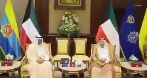 بالفيديو.. أمير الكويت يؤدي مهامه في أول ظهور له بعد الوعكة الصحية