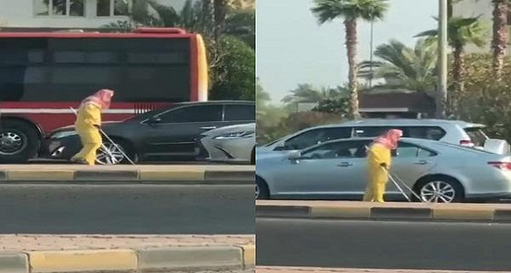 بالفيديو.. عامل بلدية يلقي القمامة عند إشارة مرور ويتسول من المركبات
