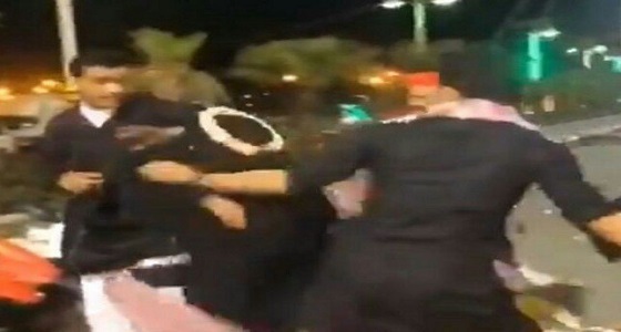 بالفيديو.. لحظة اعتداء شباب على بائعة في حديقة العيدابي 