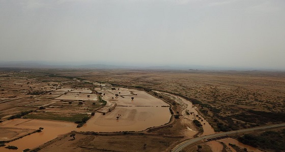 بالصور.. السيول تسفر عن احتجاز بعض قرى بيش لساعات