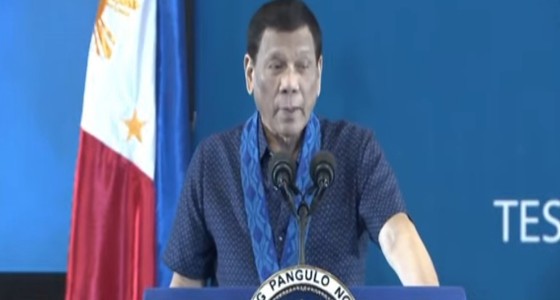 بالفيديو.. رئيس الفلبين يتشاجر مع ذبابة ويهددها بالقتل