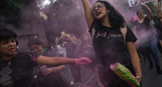 بالفيديو.. مذيع يفقد الوعي بعد تلقيه ضربة قاضية في تظاهرة نسائية 