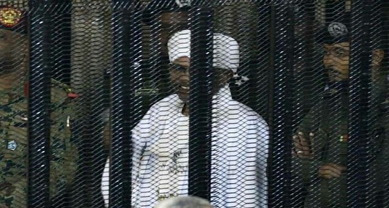 بالصور.. البشير يبتسم أثناء جلسة محاكمته الأولى بالخرطوم