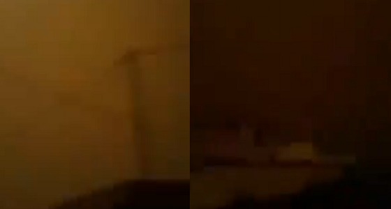 بعد تحذير الداخلية.. عاصفة رملية تحيل نهار جازان إلى ليل (فيديو)