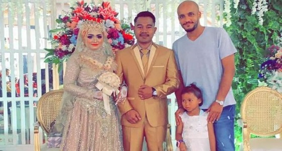 بالصور.. مواطن يفاجئ عاملته المنزلية بحضوره حفل زفاف ابنتها في إندونيسيا  