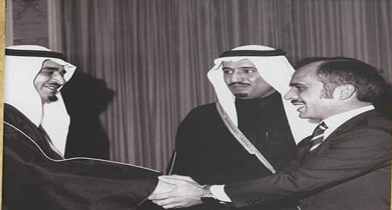 بحضور خادم الحرمين.. صورة نادرة توثق استقبال الملك فهد للعاهل الأردني حسين بن طلال