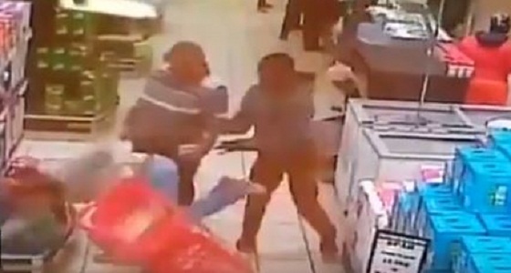 بالفيديو.. لحظة اعتداء رجل على امرأة في مركز تجاري