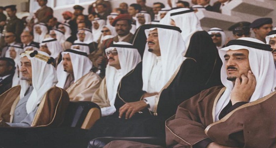 شاهد.. الملك فيصل ومع أخوته الملوك في افتتاح دورة الخليج الثانية لكرة القدم