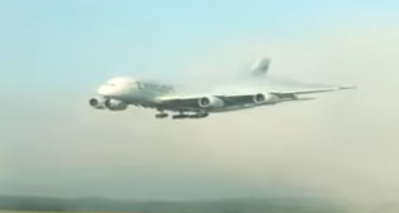 بالفيديو.. لحظة اختراق الطائرة الإماراتية العملاقة للضباب