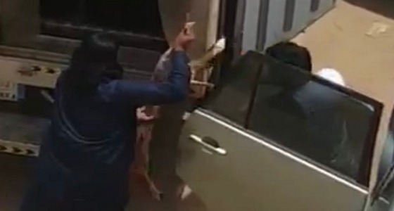 بالفيديو.. لحظة نقل ذبائح مجهولة المصدر لتوزيعها على المطاعم في بطحاء قريش
