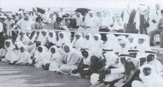 صورة قبل 70 عامًا.. أمراء بالمملكة يحضرون مباراة في جدة