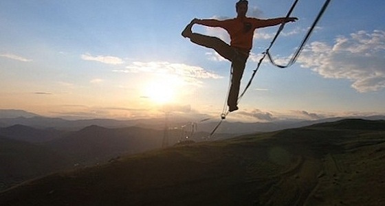 بالفيديو..مغامر يسير على حبل معلق بارتفاع 180قدمًا