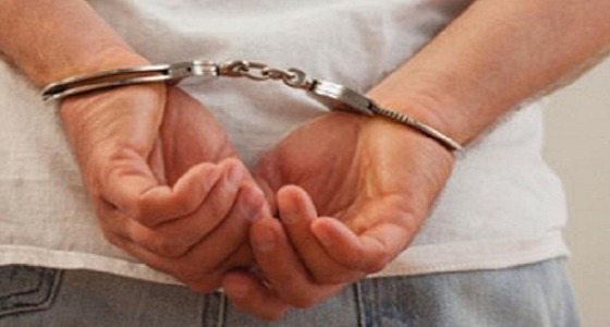 الإطاحة بمرتكبي جرائم سرقة محلات ومركبات بجدة