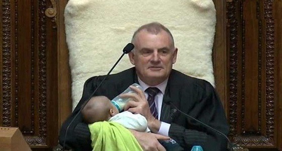 بالصورة.. رئيس البرلمان النيوزلاندي يرضع طفل أثناء ترأسه لجلسة نقاشية
