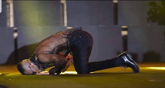 سجدة محمد رمضان على المسرح وقميصه النسائي يثيران الجدل ” صور “