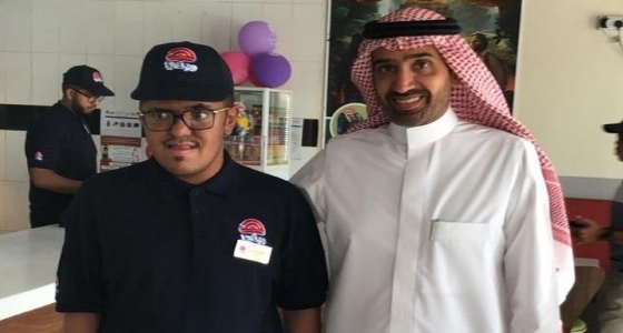 بالفيديو.. وزير العمل فخور بمواطن يعمل كاشير في مطعم