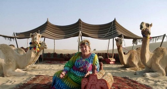 ” من سائحة لراعية إبل ” .. ألمانية تقطن بصحراء دبي منذ 30 عام لسبب غريب