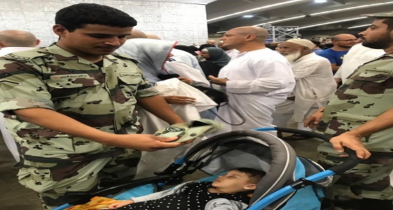 بالفيديو.. رجل أمن يخفف عن طفل حرارة الجو