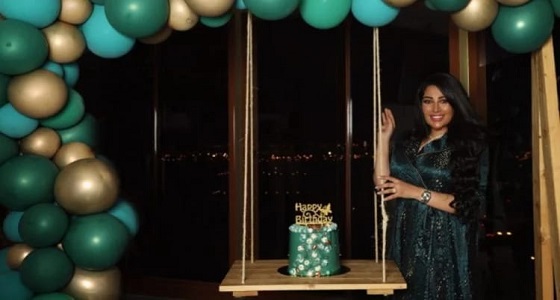 روزانا اليامي تخطف الأنظار في حفل عيد ميلادها برومانسيتها مع زوجها 