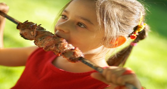 مع اقتراب عيد الأضحى.. نصائح هامة قبل تناول طفلك لحم الضأن