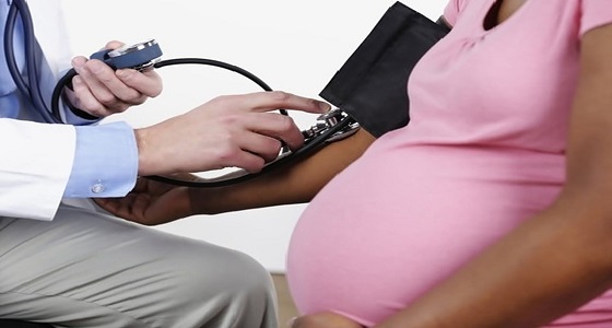 أعراض تسمم الحمل من ضمنها انتفاخ شديد فى الوجه واليدين