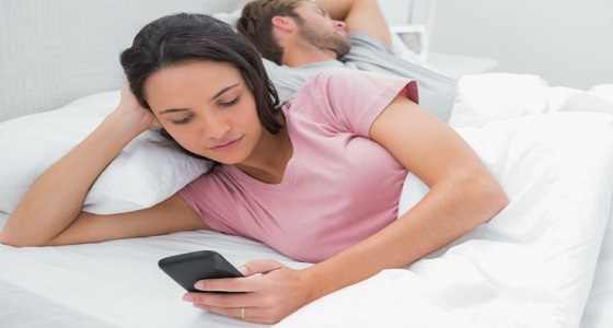 خبراء يكشفون أضرار تجسس المرأة على هاتف زوجها