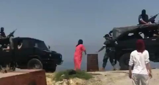 بالفيديو.. رجل أمن بلبنان يصفع فتاة لوقوفها أمام سيارة عسكرية