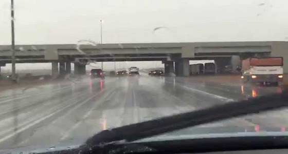 تحذير لقائدي المركبات في مكة إثر هطول الأمطار