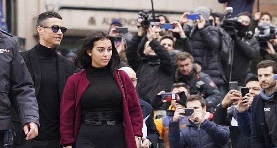 جلسة تدليك لرونالدو من صديقته خلال متابعة مباراة السوبر الأوروبي