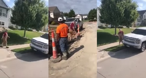 بالفيديو.. تصرف غير متوقع لمسن غضب لوقوف سيارة على عشب حديقة منزله