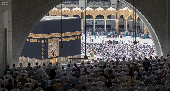 بالفيديو.. مشهد روحاني لامتلاء صحن المطاف بعد أداء صلاة الجمعة